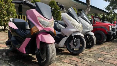 Rows of battery-powered children's automatic motorbike games Fotos de archivo