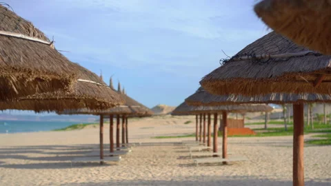 Rows of beach umbrellas made of natural materials Vidéo 140661938