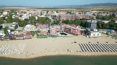 Rows of beach umbrellas at Sunny Beach in Bulgaria pass by during a sideways Vidéo 336460901