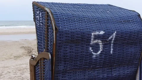 Rows of blue beach rattan huts on a beach on a cloudy day. Stock-Footage 223347283