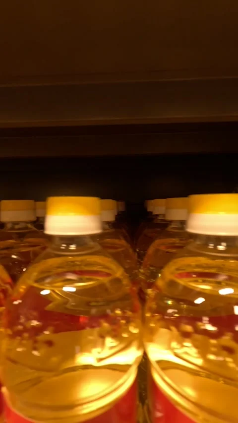Rows of Bottled Liquid in Shelves: An Insight into Grocery Store Organization Видео 330532387