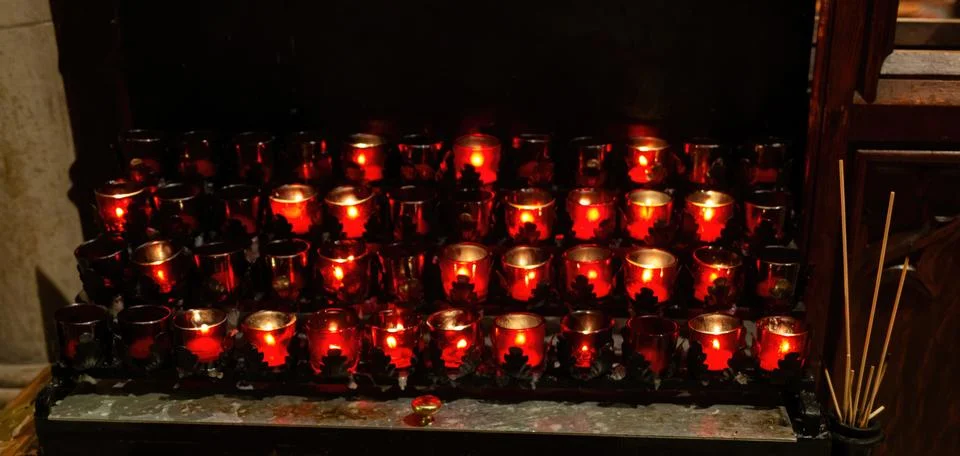 Rows of candles burning inside Trinity Church Manhattan New York Foto stock