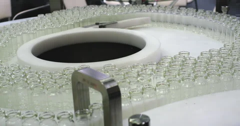 Rows of empty ampoules in pharmaceutical production. Video stock 298356830