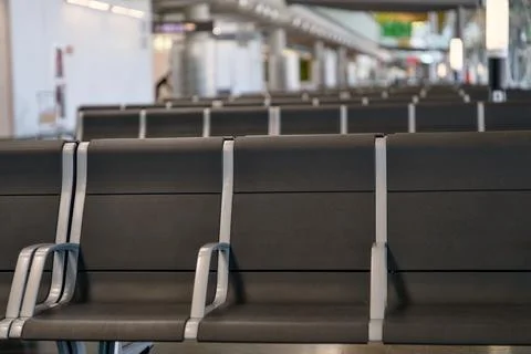 Rows of Empty Black Seats in a Modern Airport Terminal Fotos de archivo