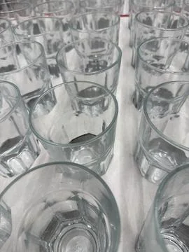 Rows of empty glass cups upside down in rows on table creating abstract pat.. Foto stock