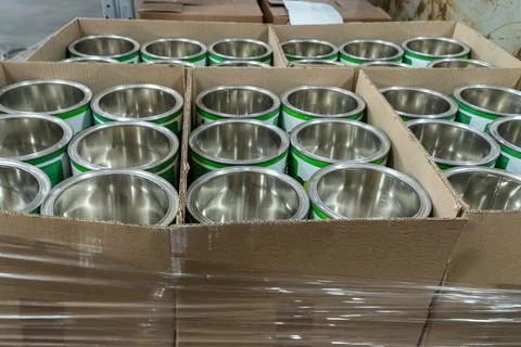 Rows of empty tin cans prepared for vibrant paint production. Empty vessels.. Foto stock