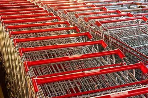 Rows with lots of shopping carts in a large supermarket Foto stock