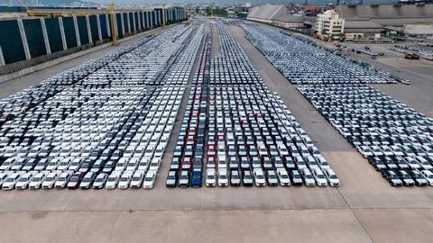 Rows Of New Automobiles Parked At A Shipping Distribution Facility In Thail.. Stockfoto's