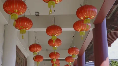 Rows of paper lanterns hanging in a buddhist temple Stock-Footage 152501180