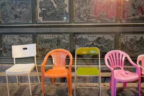 Rows of Personal Chairs Set Up by Temple for Opera Audience Seating Foto stock