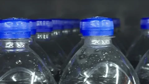 Rows of plastic bottles with carbonated sweet drink on warehouse shelves, l.. Video stock 310132995
