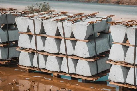 Rows of precast concrete construction components with exposed reinforcing steel Stock-Fotos