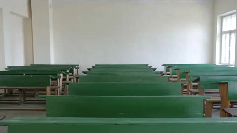 Rows Of Retro Desks In Outdated  Lecture Hall In University, College, Schoo Stockbeeldmateriaal 164790974