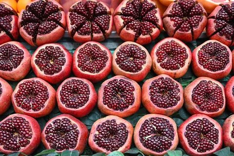 Rows of ripe pomegranates with bright ruby-red seeds Foto stock