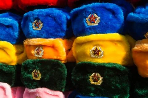Rows of russian winter hats of different colors with army emblems at the stre Foto stock