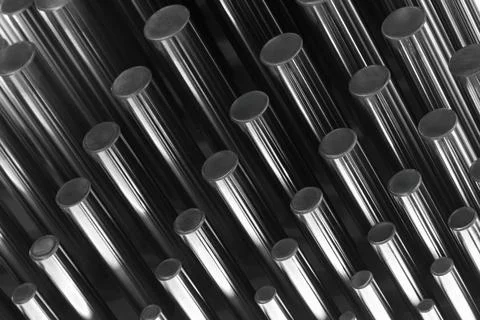 Rows of shiny metallic tubes in diagonal pattern. Reflective surfaces capture 库存照片