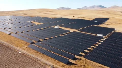 Rows of solar panels from bird's eye view. Photovoltaic panels Vídeo Stock 252645509