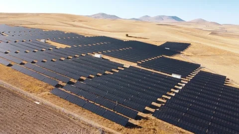 Rows of solar panels from bird's eye view. Photovoltaic panels Vídeo Stock 252646177