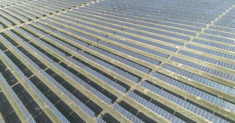 Rows of solar panels generating electricity Foto stock
