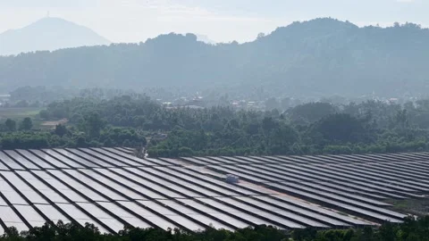 Rows of solar panels stretch across a flat field Video stock 338001963