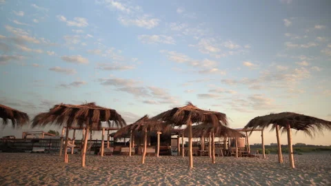 Rows of straw umbrellas. Sandy beach. Sunrise and early morning times. Relaxing Vidéo 158038513