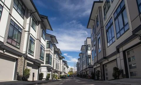 Rows of townhomes side by side. External facade of a row of colorful modern u Foto stock