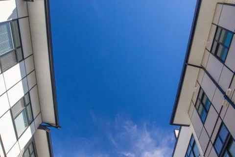 Rows of townhomes side by side. External facade of a row of colorful modern u Foto stock