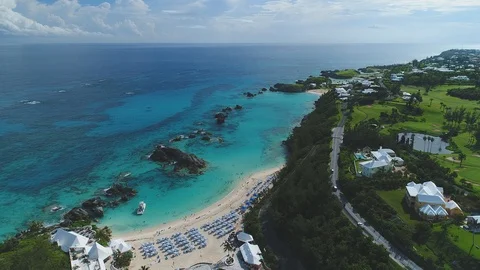 Rows of Umbrellas along a Bermuda Beach Club Shoreline 库存影片 91157524