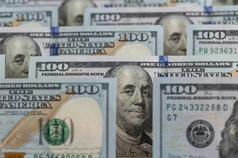Rows of US one hundred dollar bills in a layered close-up composition Foto stock