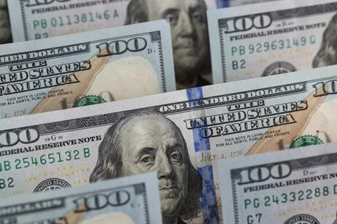 Rows of US one hundred dollar bills in a layered close-up composition Foto stock