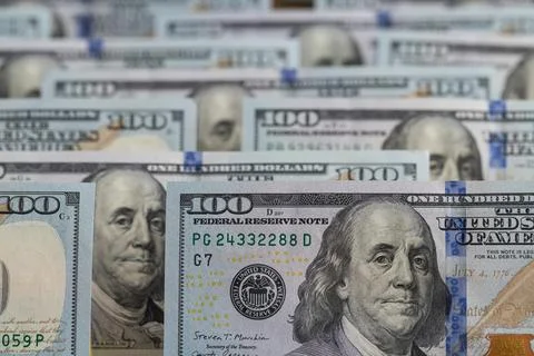 Rows of US one hundred dollar bills in a layered close-up composition Foto stock