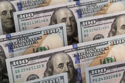 Rows of US one hundred dollar bills in a layered close-up composition Foto stock