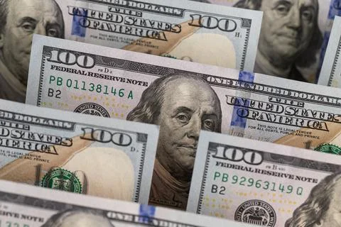 Rows of US one hundred dollar bills in a layered close-up composition Foto stock