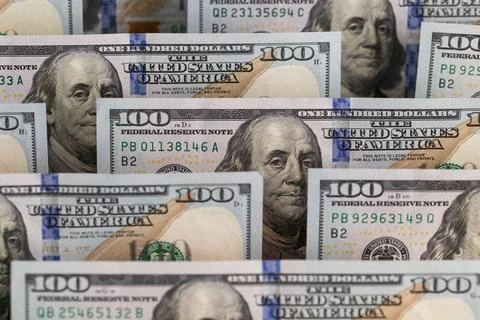 Rows of US one hundred dollar bills in a layered close-up composition Foto stock