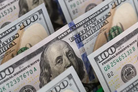 Rows of US one hundred dollar bills in a layered close-up composition Foto stock