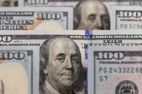 Rows of US one hundred dollar bills in a layered close-up composition Foto stock