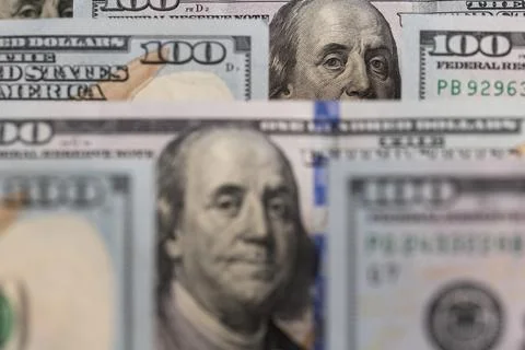 Rows of US one hundred dollar bills in a layered close-up composition Foto stock