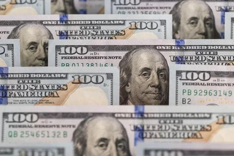 Rows of US one hundred dollar bills in a layered close-up composition Foto stock