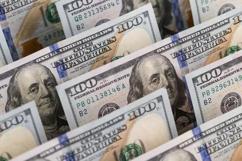 Rows of US one hundred dollar bills in a layered close-up composition Foto stock