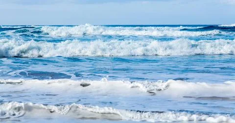Rows of waves coming to shore Stormy seas coming to the beach in parallel ... 库存照片