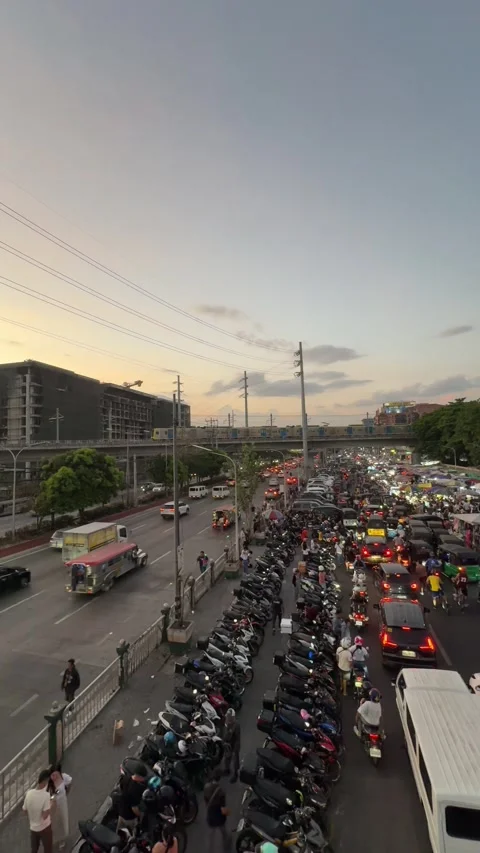 Roxas Boulevard LRT Train Passing Traffic Baclaran Street Vendors 4K 60fps Vídeos de archivo 338185475