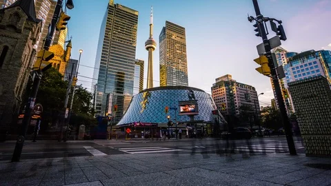 Roy Thomson Hall in front of CN tower in Toronto downtown time lapse Vídeo Stock 119136233