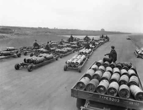 Royal Air Force Bomber Command, 1942-1945. Trolleys loaded with 500-lb GP ... Stock Photos