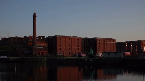 The Royal Albert Dock complex in Liverpool at dusk Vídeo Stock 115052710