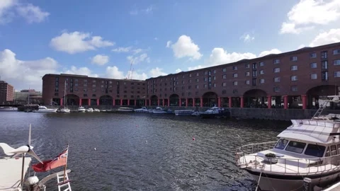 Royal Albert Dock Waterfront with Boats and Historic Warehouses Vídeos de archivo 346167812