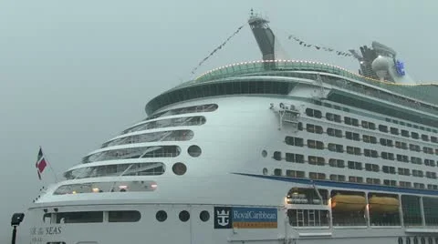 Royal Caribbean ship in thunderstorm Stockbeeldmateriaal 10838554