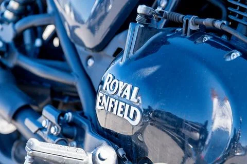 Royal Enfield engine close-up during public event 库存照片