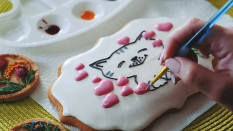 Royal icing cookie decorating with special food brush and colors Video stock 131541707