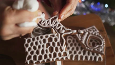 Royal icing, gingerbread decorating making a gingerbread house Stock-Footage 146965130
