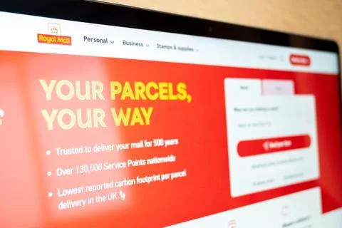 Royal mail website displaying parcel delivery services Fotos de archivo